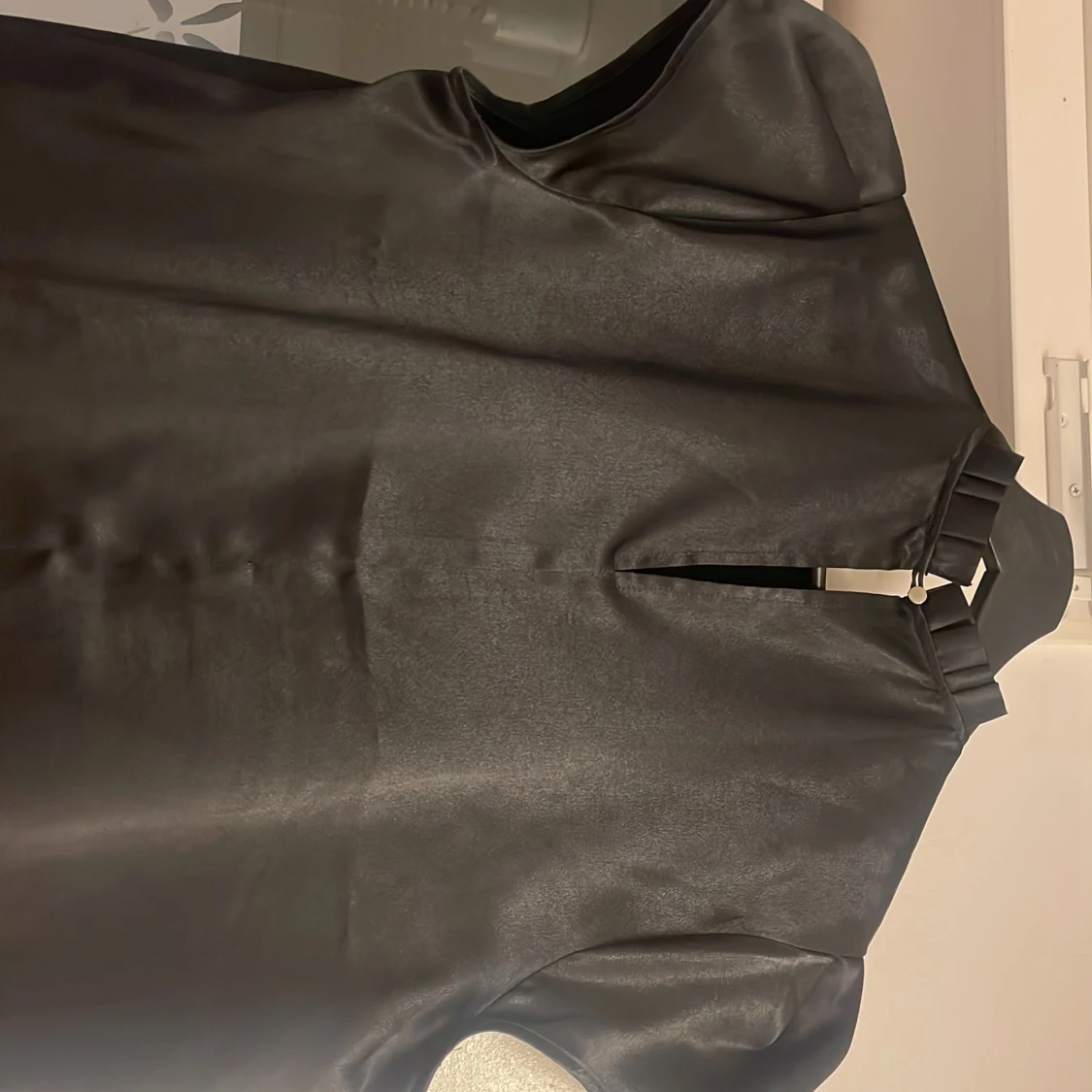 Svart blus med volang från River Island - 2
