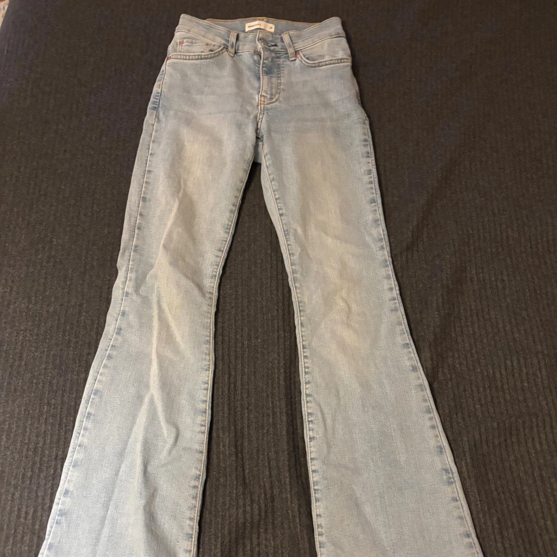Ljusblå bootcut jeans från Ginatricot