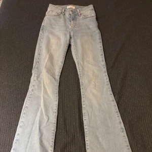 Ljusblå bootcut jeans från Ginatricot - Säljer ett par ljusblå jeans från Perfect Jeans i klassisk bootcut-modell. Jeansen har hög midja, fem fickor och dragkedja med knapp. Tillverkade i mjukt denimtyg som ger en skön passform och snygg siluett.