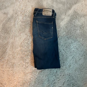 Replay Anbass jeans - Säljer dessa riktigt feta replay jeans som är i blå färg och i nyskick aldrig använda av mig, de är i storlek 30/30 passar även 29/30 och de har en slim fit passform, tveka inte på att kontakta!