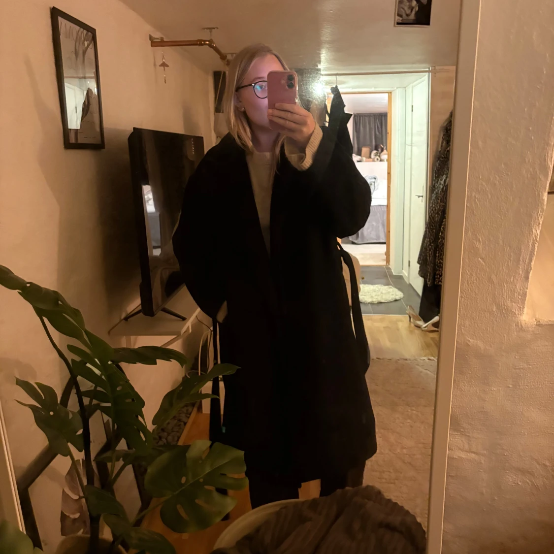 Svart kappa med bälte och krage - 2