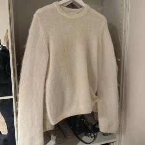 Mohair stickad tröja  - Från H&M. Superfint skick dock lite smutsig vid händerna, har ej tvättat tröjan då den inte tål tvättmaskin har jag för mig men går säkert bort med handtvätt. 