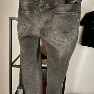 Replay grå jeans  - Säljer ett par grå jeans från Replay med klassisk femficksdesign och raka ben. Jeansen har diskreta sömmar på bakfickorna och en snygg tvättad look. Perfekta för dig som gillar en stilren och avslappnad vibe 😎 
