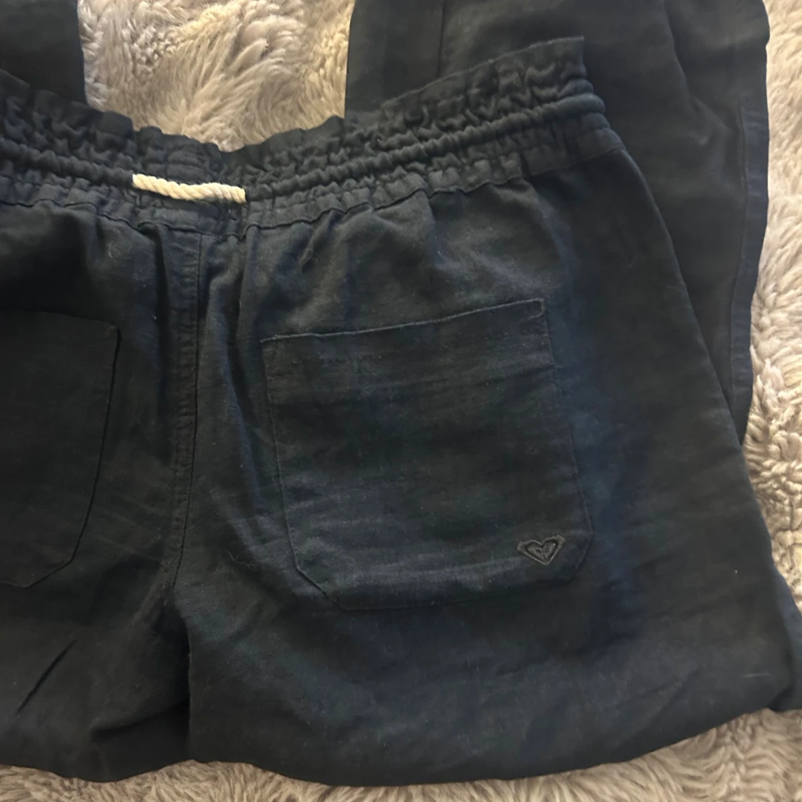 Svarta linnebyxor från Roxy med snörning - 3