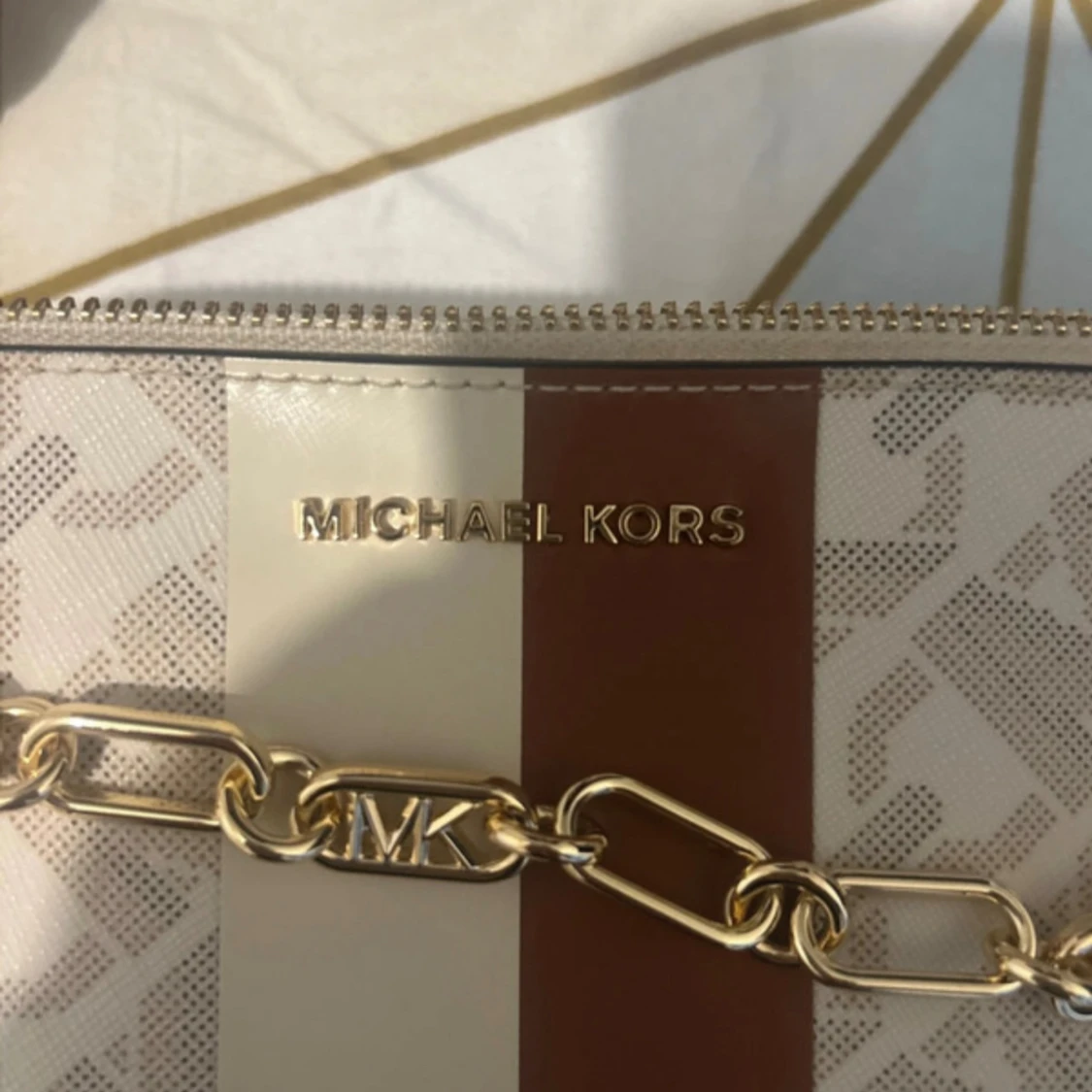 Michael Kors beige axelväska med kedja - 1