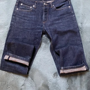 Selvedge Jeans A.P.C - Ställer selvedge jeans från APC. Väldigt fina och bra kvalité. Inga hål eller liknade. Fades har precis börja komma in och har sjuk potential! Storlek 29.