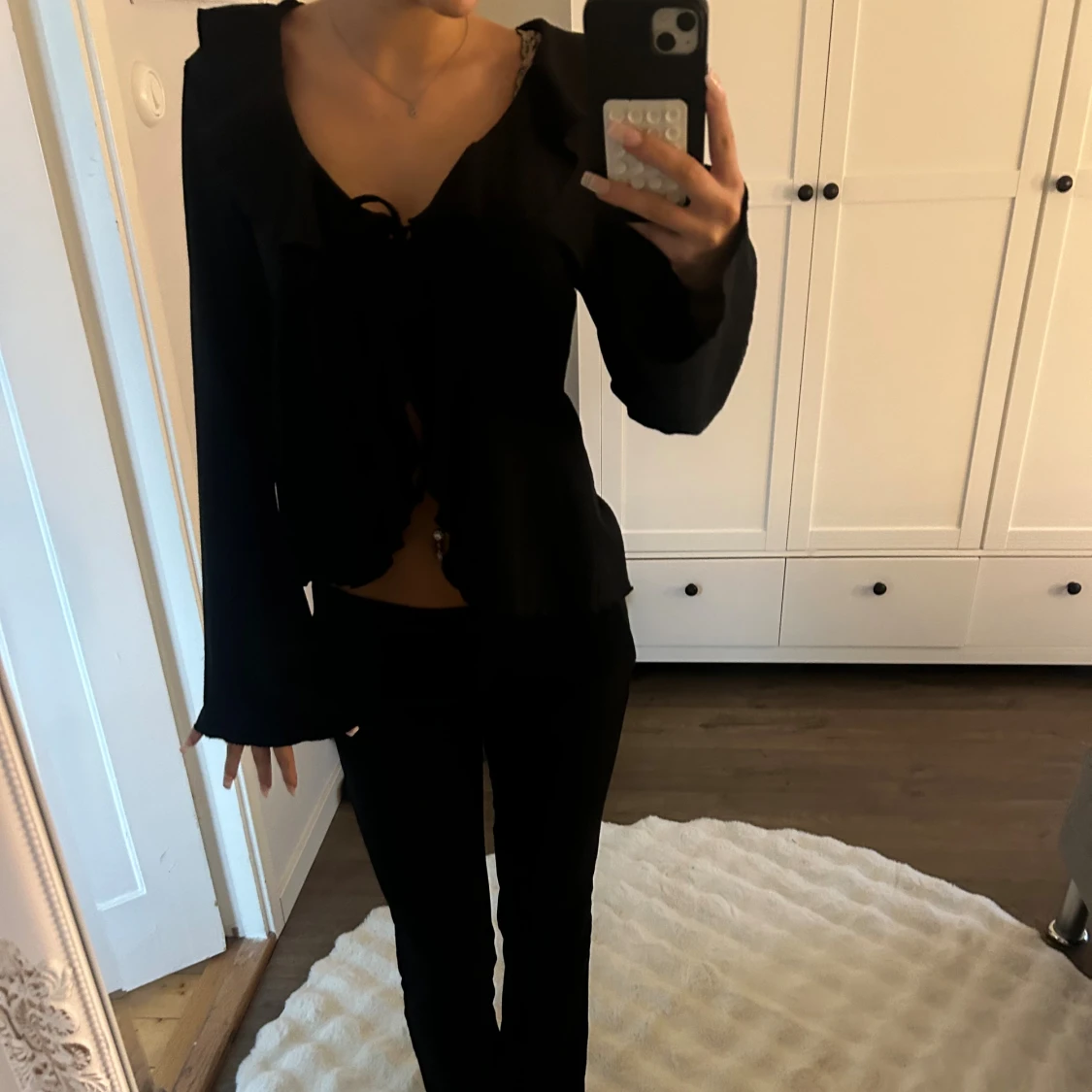 Svart blus med volang och snörning - 1