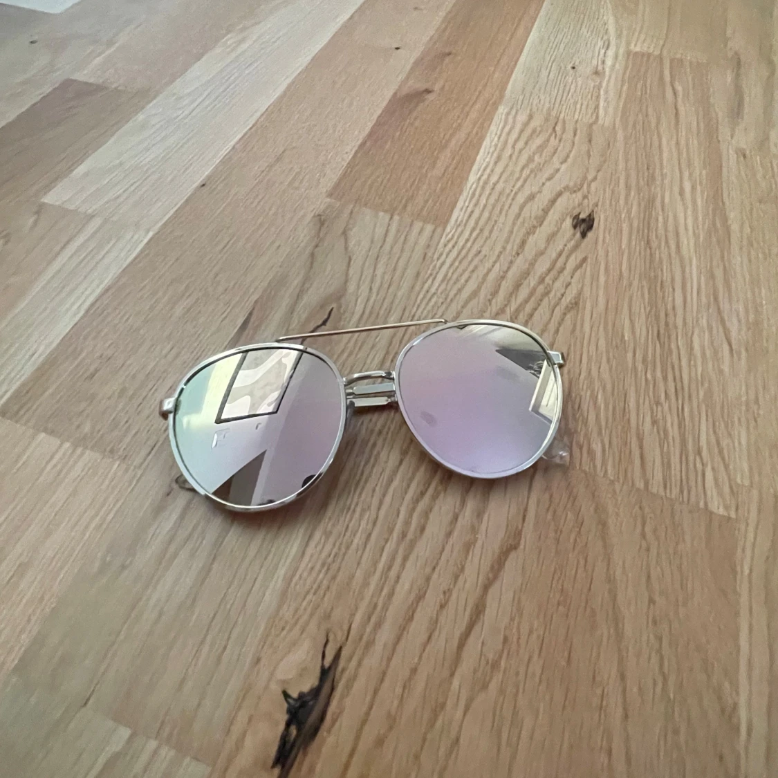 Runda solglasögon med färgat/reflerkterande glas