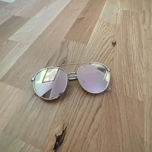 Runda solglasögon med färgat/reflerkterande glas - Runda glasögon med färgat/reflekterande glad med silverbågar