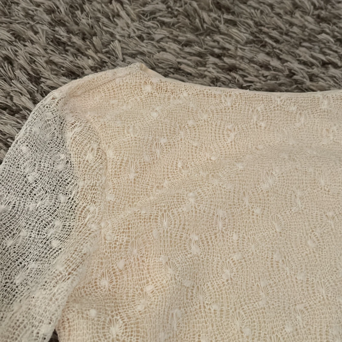 Kort spetsklänning med vida ärmar - 2