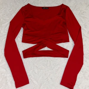 Röd croppad topp från SHEIN (XS) - Trendig röd långärmad topp från SHEIN i croppad modell. Toppen har v-ringning och är figurnära. Skriv vid frågor 🥰