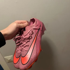Nike mercurial Elite FG strl 44,5 - Säljer den för de inte passa mig och fick inte skicka till baka för en liten skråma som jag inte ens orsakat.