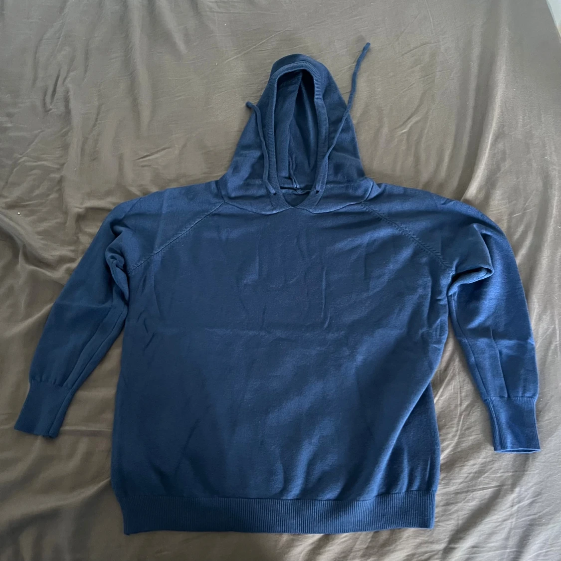 Blå stickad hoodie