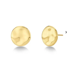 Flowy Studs Gold Edblad  - Snygga runda örhängen i guldpläterad metall med en mjukt hamrad yta som ger en cool och modern vibe. Perfekta att matcha med andra smycken eller bära som statement. Enkla att sätta i och passar till alla tillfällen. Nypris 350kr och de har används 1 gång