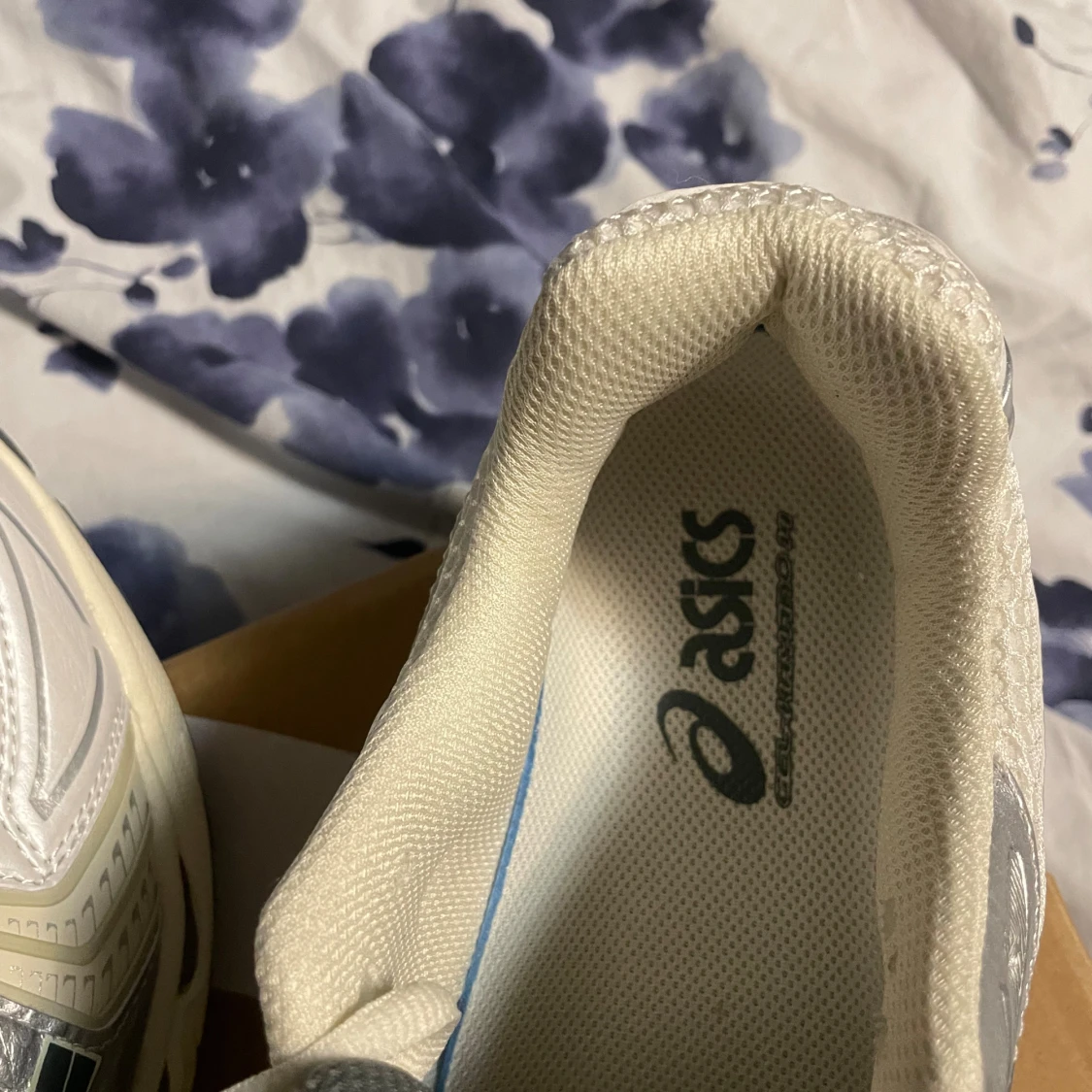 Vita ASICS sneakers med silverdetaljer - 2