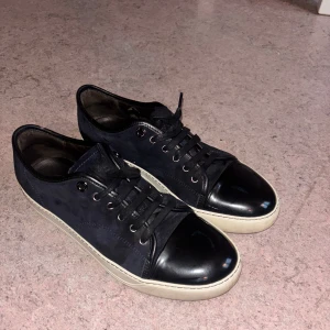 Lanvin strl 42/7 - Säljer nu dessa lanvin i storlek 42/7 i färgen navy! Skorna är använda men fortfarande i bra skick! Con 8/10 