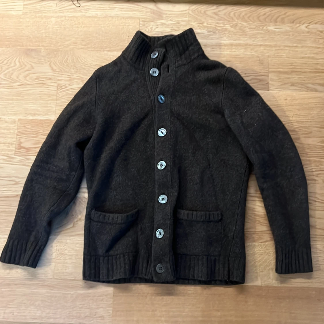 Mörkbrun kofta från Alan Paine