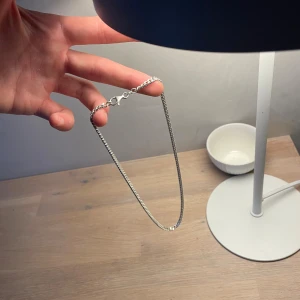 Kedjehalsband i äkta silver - Silverhalsband från Ur & Penn som är Sterling silver vilket är 92,5% och resten koppar. Är en present men vet att den är köpt för 2200. Inga defekter eller liknande 