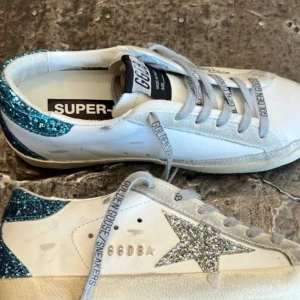 Golden Goose sneakers  - Golden Goose sneakers som är i väldigt bra skick,  Passar bra på mig som vanligtvis kan ha 38 och 37 i skostorlek.Skriv gärna för frågor.💕