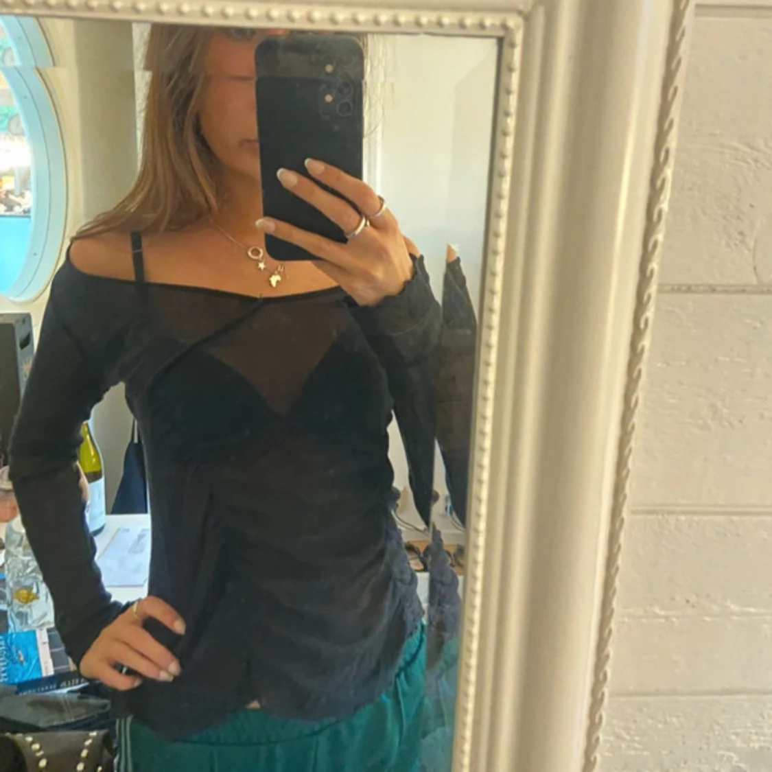 Svart mesh offshoulder topp - 1