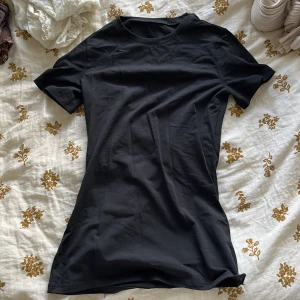 Svart t-shirt från Intimissimi - Svart t-shirt från Intimissimi i mjuk superior bomull. Aldrig använd då jag insåg att Intimissimi har bytt design / passform på dessa tröjor och är därför inte samma som de gamla (de är inte lika tajta som de var förut). 