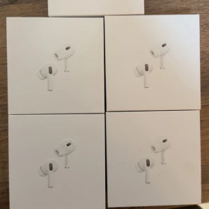 AirPods Pro (2nd generation) - Nya och oöppnade Apple AirPods Pro (2nd generation) med MagSafe-laddningsetui. Aktiv brusreducering, transparensläge och trådlös laddning. Kompatibla med iOS, iPadOS, Apple Watch och Mac. Perfekt skick, originalförpackning.  Pris kan diskuteras! 