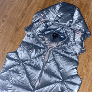 Blå Väst  - Blå väst i fint skick då jag inte använt den mer än en gång för storleken passa mig inte