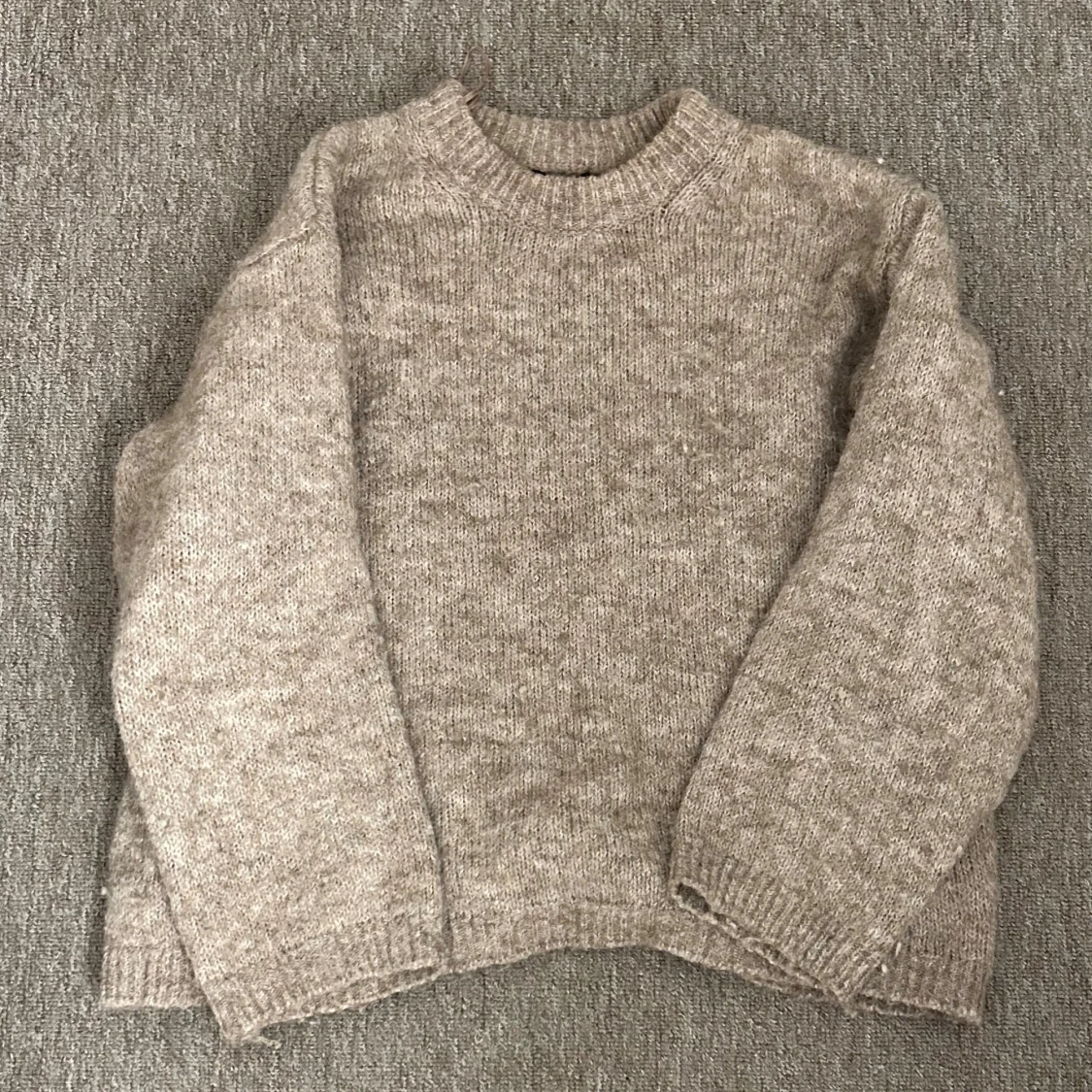 Beige stickad tröja från Gina Tricot - 1