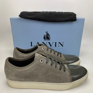 Lanvin skor(nyskick) - Hej! Säljer nu dessa sjukt snygga lanvin skor. Skorna är i nyskick! Har begränsat antal boxar och dustbag. Hör av dig vid frågor. 
