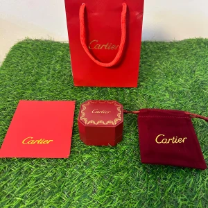 Cartieer silver ring med box  - Hej jag säljer allt på bildern du ser säkert vad det är. Det är storlek 7 så det passar kvinnor bäst och det är sjuk kvalitet. Du kan se på tags vad jag menar. Perfekt för gåva 🎁 