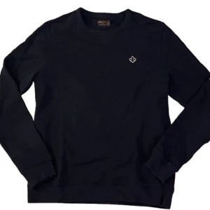  sweatshirt från Morris, s -  sweatshirt från Morris med rund halsringning och diskret broderad logga på bröstet. Tröjan är i mjuk bomull och har långa ärmar samt ribbade muddar vid ärmslut och nederkant. Perfekt för en clean och stilren look. Fits like S