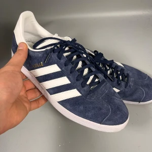 Adidas Gazelle skor  - Adidas Gazelle skor i storlek 43. Inga större defekter och skorna är i väldigt bra skick. Kom med frågor! Ingen box ingår tyvärr. 