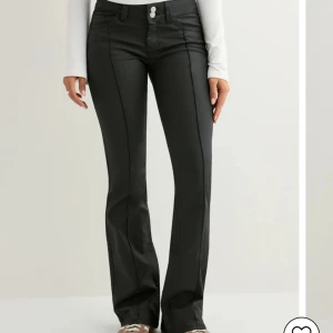Svarta bootcut byxor med pressveck - Säljer dessa helt nya byxor från Nelly i storlek 34. Säljer då dem är för små. Prislapp sitter kvar