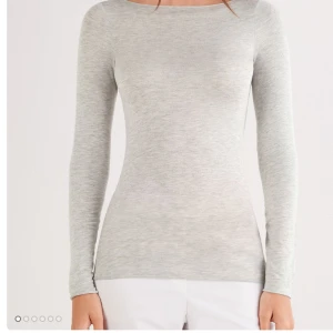 Ljusgrå långärmad topp från Intimissimi - Superskön och tunn ljusgrå långärmad topp från Intimissimi. Säljer den då den är för stor för mig. Provad, inte använd!!💓