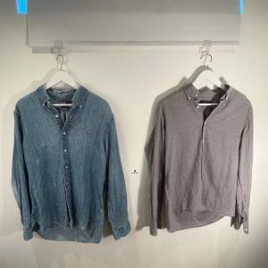 Två skjortor  - Två par skjortor i märket Morris och Ralph lauren! Stl: L&M (båda fits M). Den blåa är lite sliten på ena armbågen men inget som påverkar användningen! Båda för 300kr annars 200styck!
