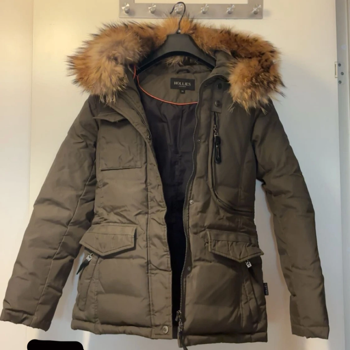 Olivgrön dunjacka från Hollies