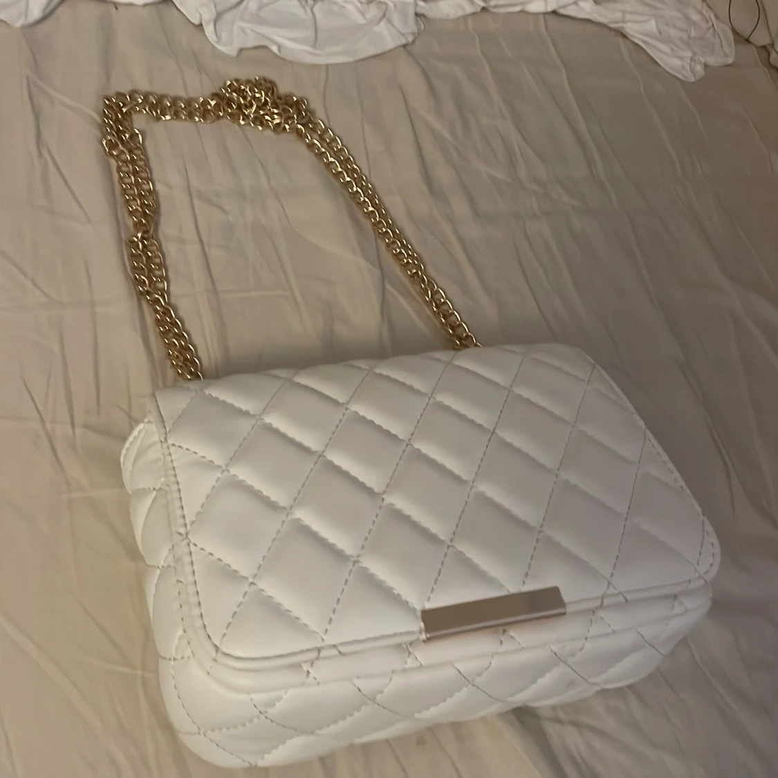 Vit quiltad axelväska med guldkedja