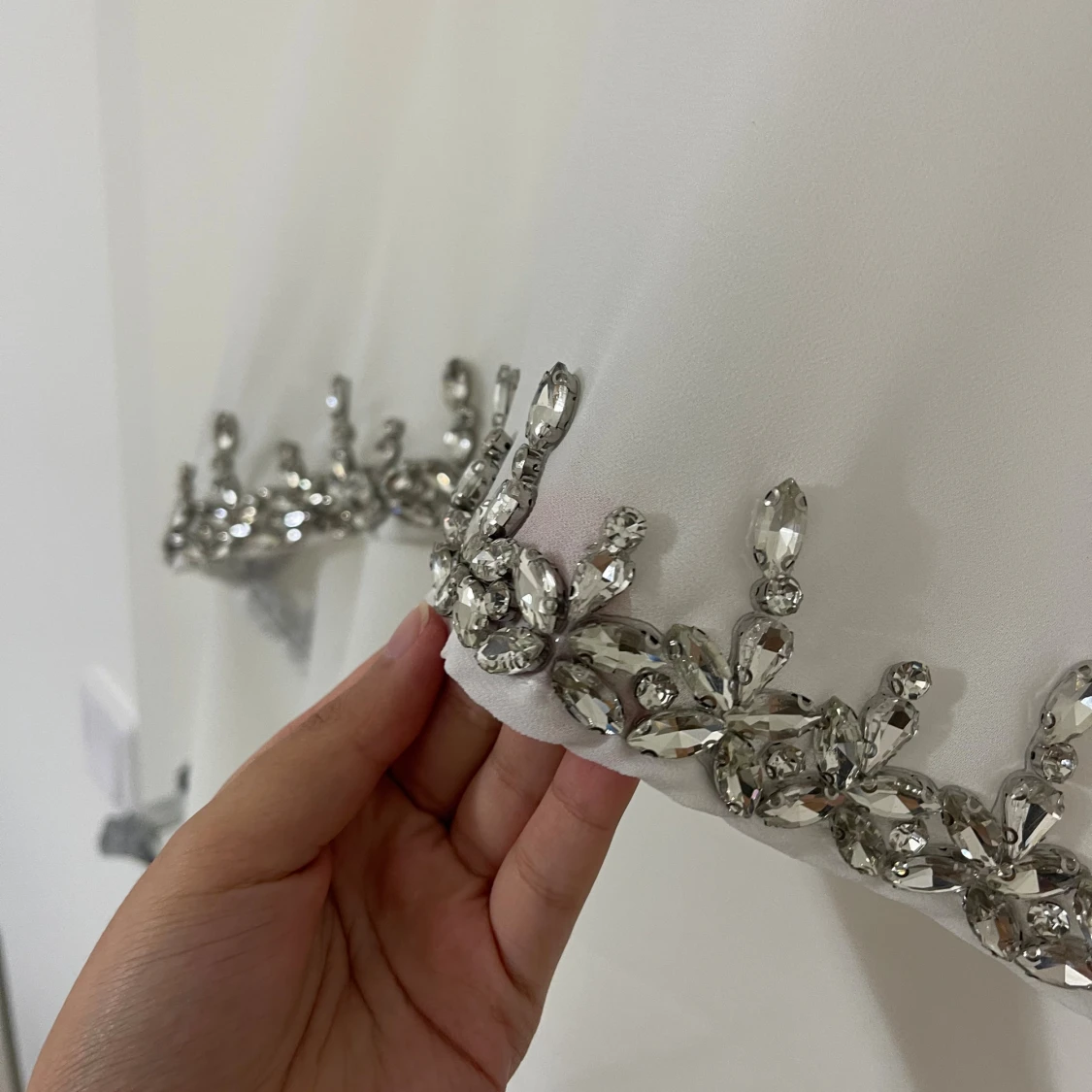 Vit långklänning med silverdetaljer - 3