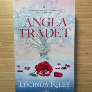 Änglaträdet bok🥀 - En gripande roman om tre generationer kvinnor, minnesförlust och hemligheter i ett vintrigt Wales. Perfekt för dig som gillar familjehemligheter, dramatik och starka känslor. Passar ungdomar, unga vuxna som vill ha en berättelse fylld av spänning, kärlek och mystik. I pocket och har en liten defekt vid kant (se sista bild) annars som ny🥰