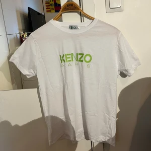 Vit t-shirt med grön kenzo brodyr - Vit t-shirt i storlek M med broderad kenzo logga limegrönt på bröstet. 