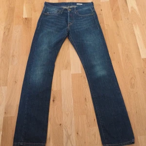 Blå jeans från MIJAG med raka ben - Snygga blå jeans från MIJAG med klassisk femficksdesign och raka ben. Jeansen har detaljerade sömmar på bakfickan. Perfekt för dig som gillar enkel och stilren denim. Storlek w28 L32