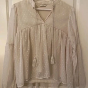 Fin blus  - En fin beige blus från Pigalle i storlek Xs, använd få gånger och väldigt fin skick. Priset kan diskuteras🙂
