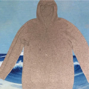 Stickad hoodie - Stickad tröja från Viellas (100% Merinoull). Storlek M (175-185). Nypris: 899kr Mitt pris: 449kr. Endast använd ett par gånger sparsamt. Skick 8/10. Väldigt skön och varm. Perfekt till vinter och vår.❄️ 