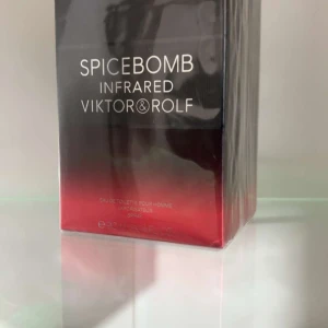 Spicebomb Infrared EdT 90ml - Spicebomb Infrared från Viktor & Rolf, 90ml Eau de Toilette. Ingredienser: alkohol, parfym, vatten, limonene, linalool, coumarin, citral m.fl. Tillverkad i Frankrike. Snygg och modern doft för dig som vill sticka ut. HELT ÄKTA SÄLJER BILLIGT PGA KÖPTE FLERA SÅNNA NÄR PARFYM.SE GJORDE FEL PRIS OCH SÅLDE DE JÄTTELÅGT