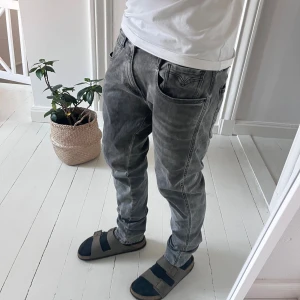 Replay jeans anbass stretch  - Replay jeans anbass väldigt stretchy och elastiska  . W34, modellen är 180 cm och 75 kg. Mått A: 42 cm, B: 104 cm. Kom med frågor! 
