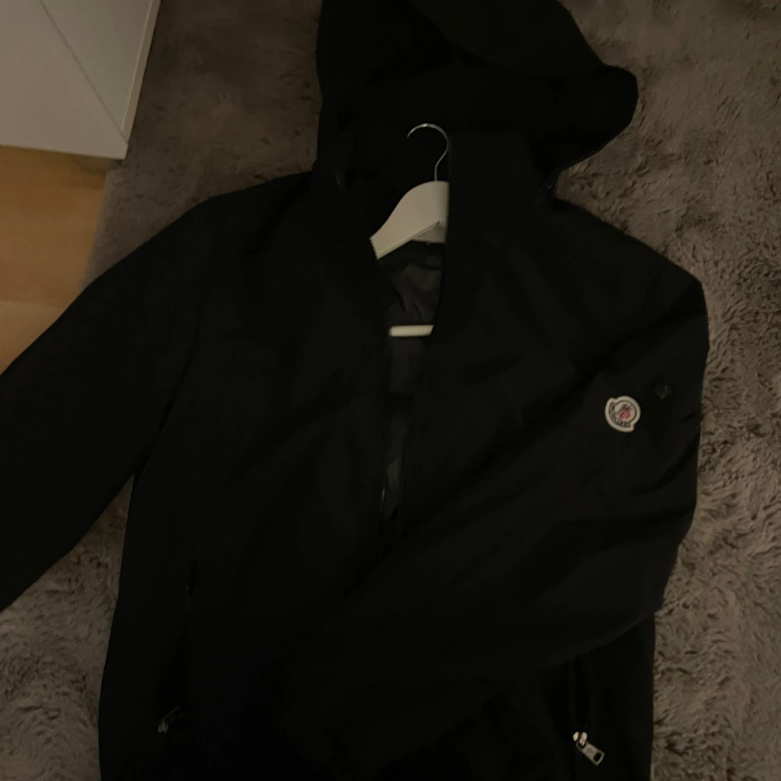 Svart vindjacka från Moncler med huva