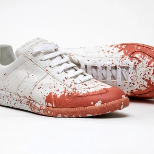 Maison Margiela Gats Paint Splatter  - Riktigt coola och eftertraktade gats från Maison Margiela. Skick 9,5/10 (använda en gång). 100% äkta, nypris ≈ 8500k. Allt OG!!! Skriv vid frågor/för fler bilder.