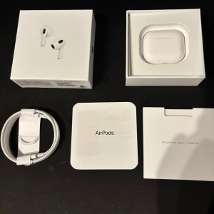 Apple AirPods (3rd generation) - Apple AirPods (3rd generation) i mycket fint skick, komplett med originalförpackning, laddningskabel och manualer. Trådlösa hörlurar med MagSafe-laddningsetui. Inga synliga repor eller skador, fungerar utmärkt.