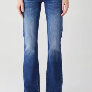 Blåa lågmidjade jeans  - Säljer ett par blå bootcut jeans med låg midja från ltb, inga tecken på användning. Dom är avklippta nere vid benen så dom passar nån runt 163