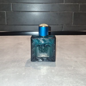 Versace eros eau de parfum - Lite mer än hälften kvar skulle säga runt 30-35ml kvarl. Perfekt året runt